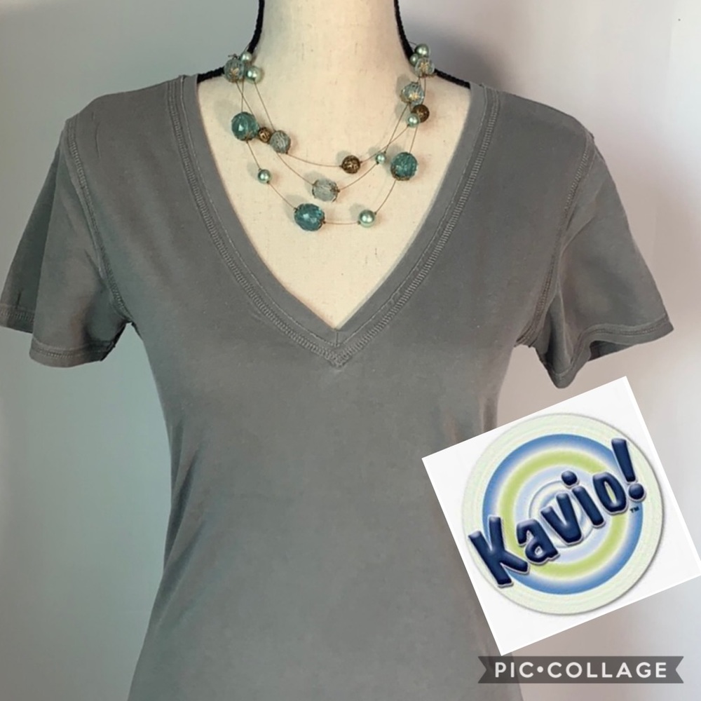 Kavio! Beige summer essentials T-shirt.
